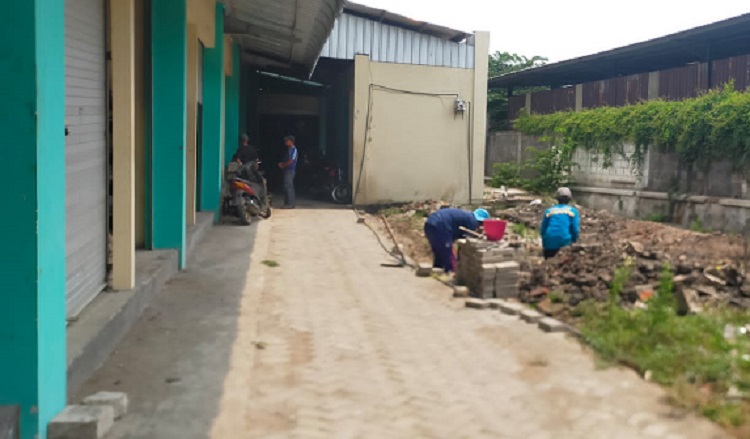 Pekerja membuat pondasi bangunan empat kios baru di pasar Tunggorono Jombang. SP/Sarep