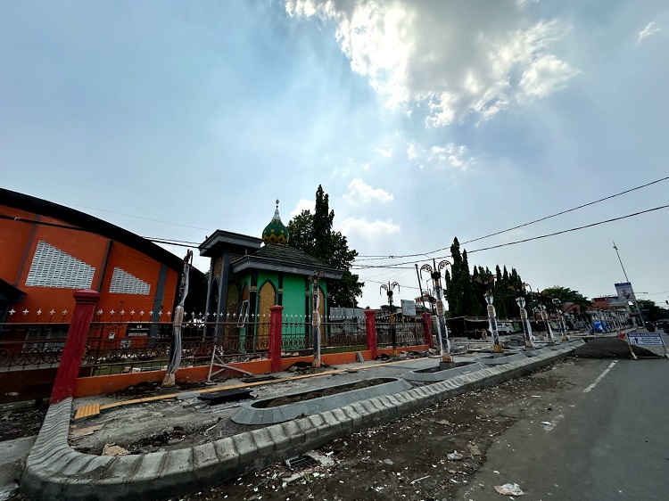 Proyek pembangunan trotoar dan drainase Jalan KH Abdurrahman Wahid atau Gus Dur Kabupaten Jombang terlihat mangkrak. SP/ Sarep
