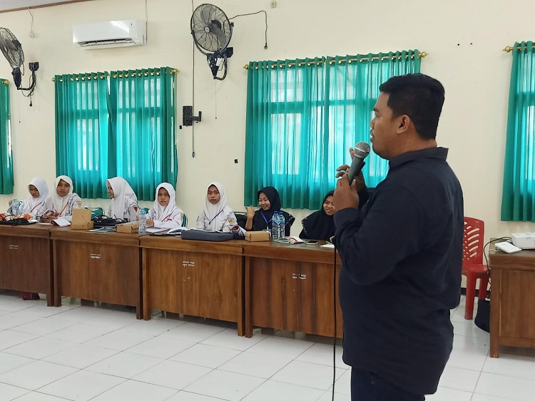 Abdur Rochim, salah satu pemateri sekolah fakta dan keamanan digital RPS saat memberikan pengetahuan pada siswa SMA. SP/ HER