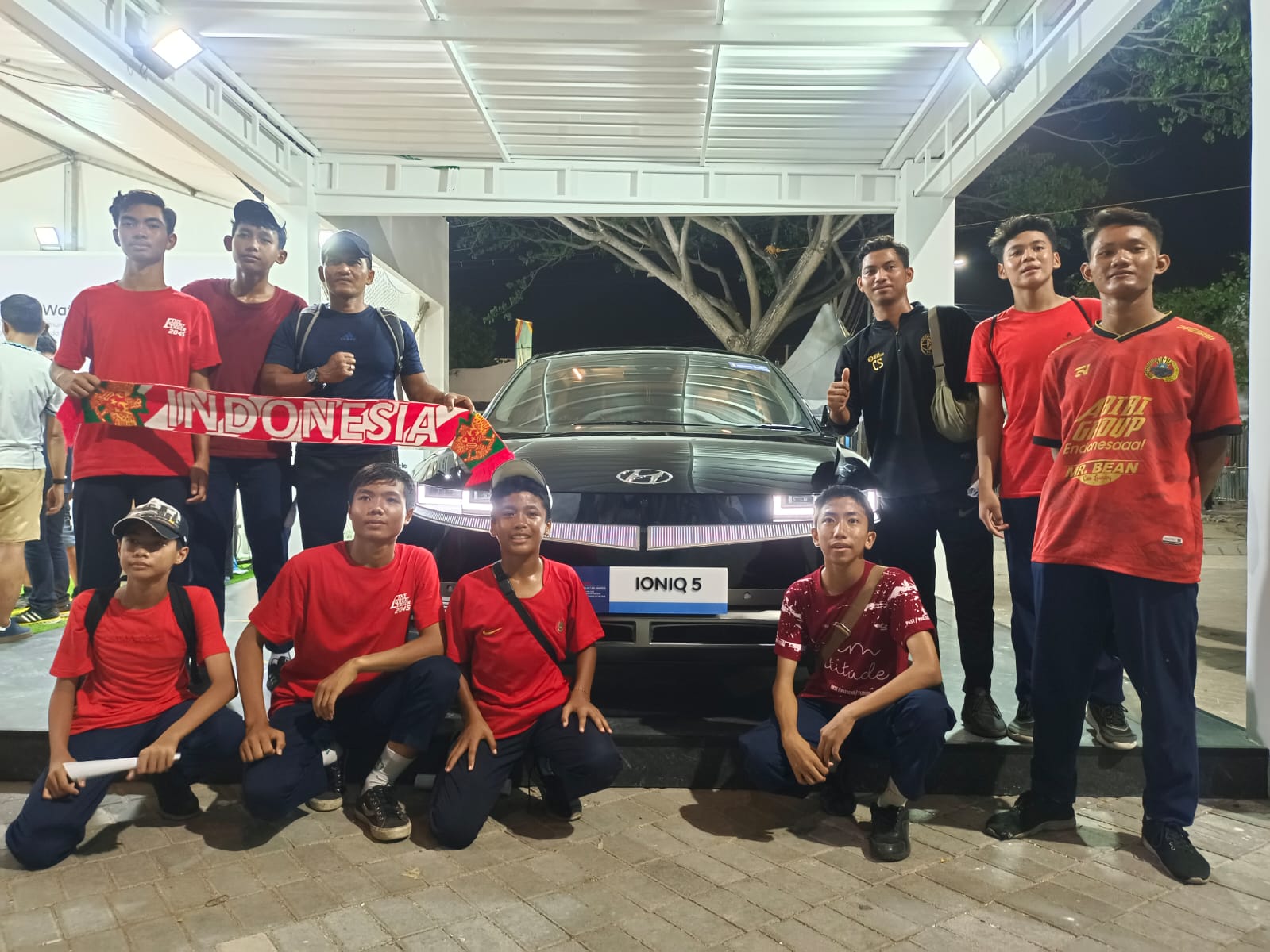 Tim futsal dari SMP N 23 siap dukung timnas Indonesia berlaga di Stadion Gelora Bung Tomo (GBT). Foto/Aini