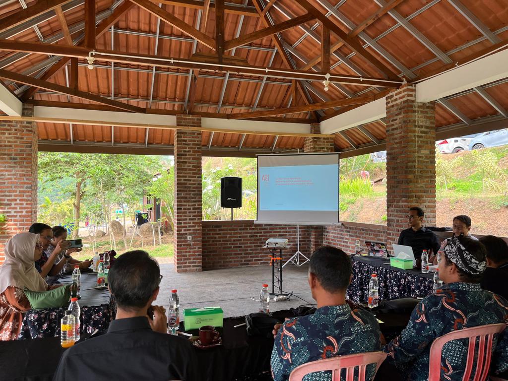 Tim ADGI saat paparan logo branding desa ketapanrame di depan tim Kemeparekraf RI