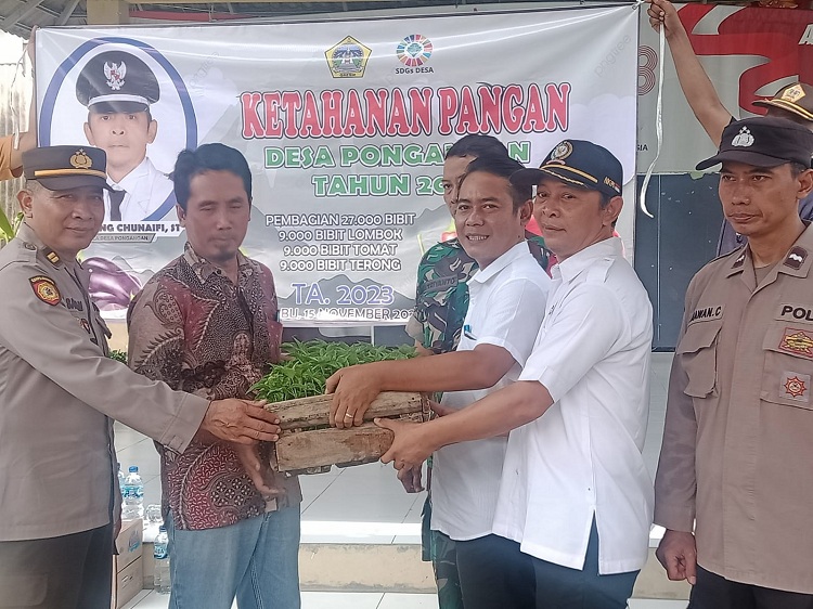 Camat Manyar Zainul Arifin didampingi Wakapolsek Manyar Iptu Saekan dan Kades Pongangan Aang Chunaifi saat secara simbolis membagikan bibit tanaman kepada perwakilan warga. SP/Grs