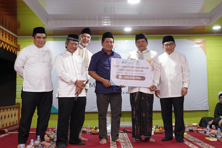 Direktur Penjualan & Distribusi Anton Sukarna, Ketua DPS BSI Dr. KH. Hasanudin, M.Ag, Wakil Komisaris Utama BSI Adiwarman Karim, Direktur Utama BSI Hery Gunardi, Pimpinan YLPI Mahyal Ulum Al-Aziziyah Tengku H Faisal Ali, dan Komisaris Utama BSI Muliaman H