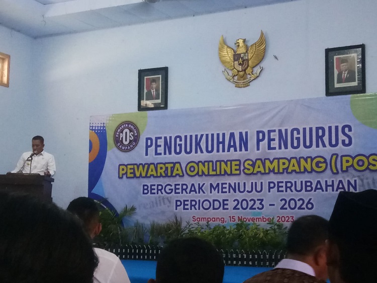 Bupati saat memberikan sambutan dalam pengukuhan perwarta Online Sampang. SP/ RON