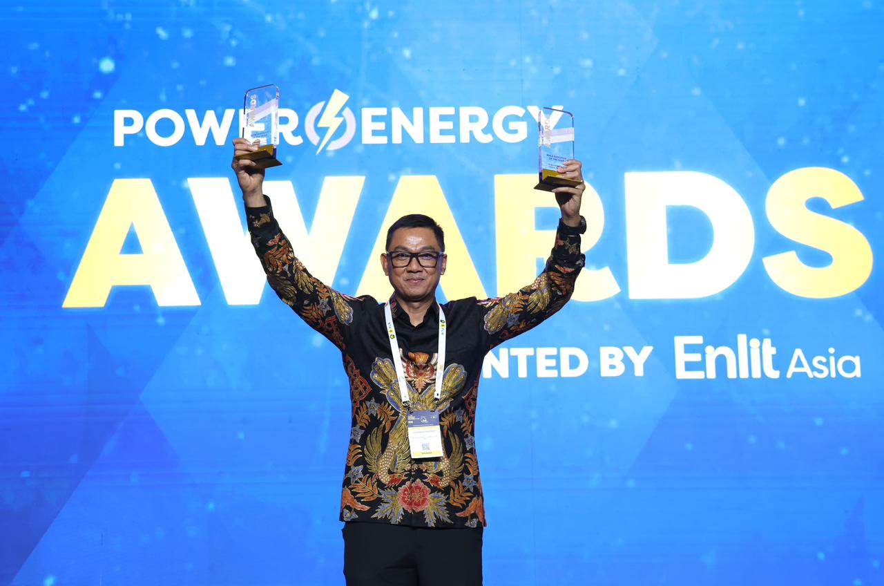 Direktur Utama PLN, Darmawan Prasodjo ketika menerima penghargaan dari ajang Power Energy Award 2023 di Tangerang, pada Selasa (14/11/2023). Foto/Humas PLN