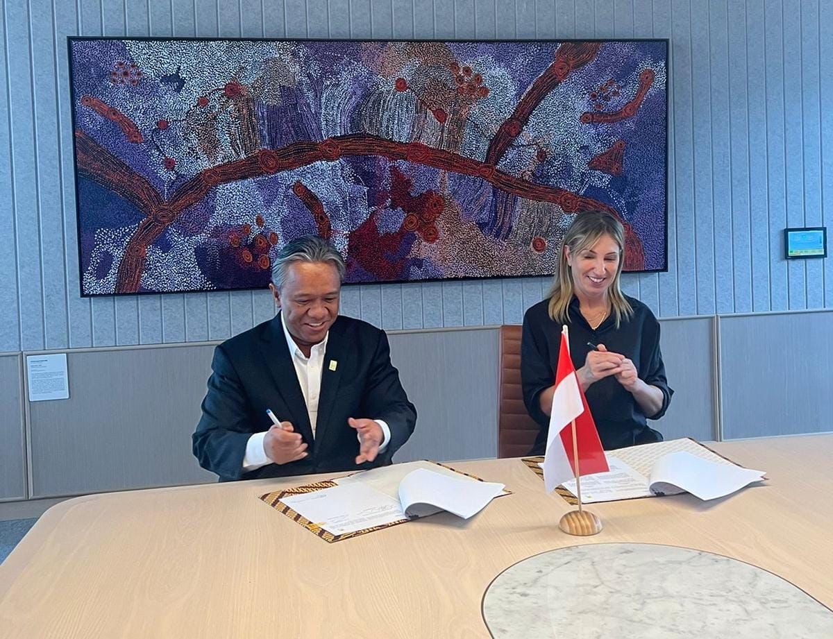 Penandatangan MoU kerja sama antara PLN dengan UNSW yang dilakukan oleh Direktur legal dan Manajemen Human Capital PLN Yusuf Didi Setiarto (kiri) dengan UNSW Pro Vice Chancellor International Lisa Zamberlan (kanan). Foto/Humas PLN