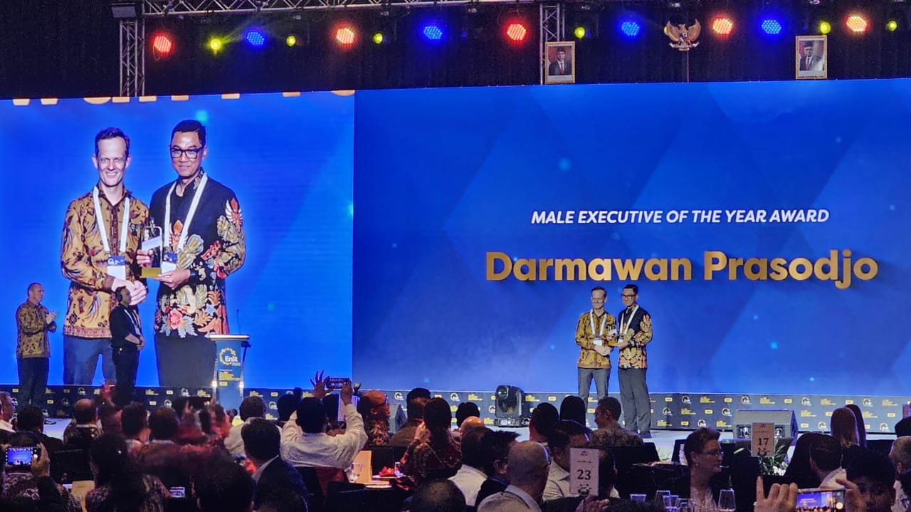 Dirut PLN Darmawan Prasodjo (kanan) menerima penghargaan "Male Executive of the Year" dari CEO of Clarion Events Asia Richard Ireland (kiri) dalam ajang Power Energy Awards 2023 di Enlit Asia Tangerang, Banten, Selasa (14/11/2023). Foto/Humas PLN