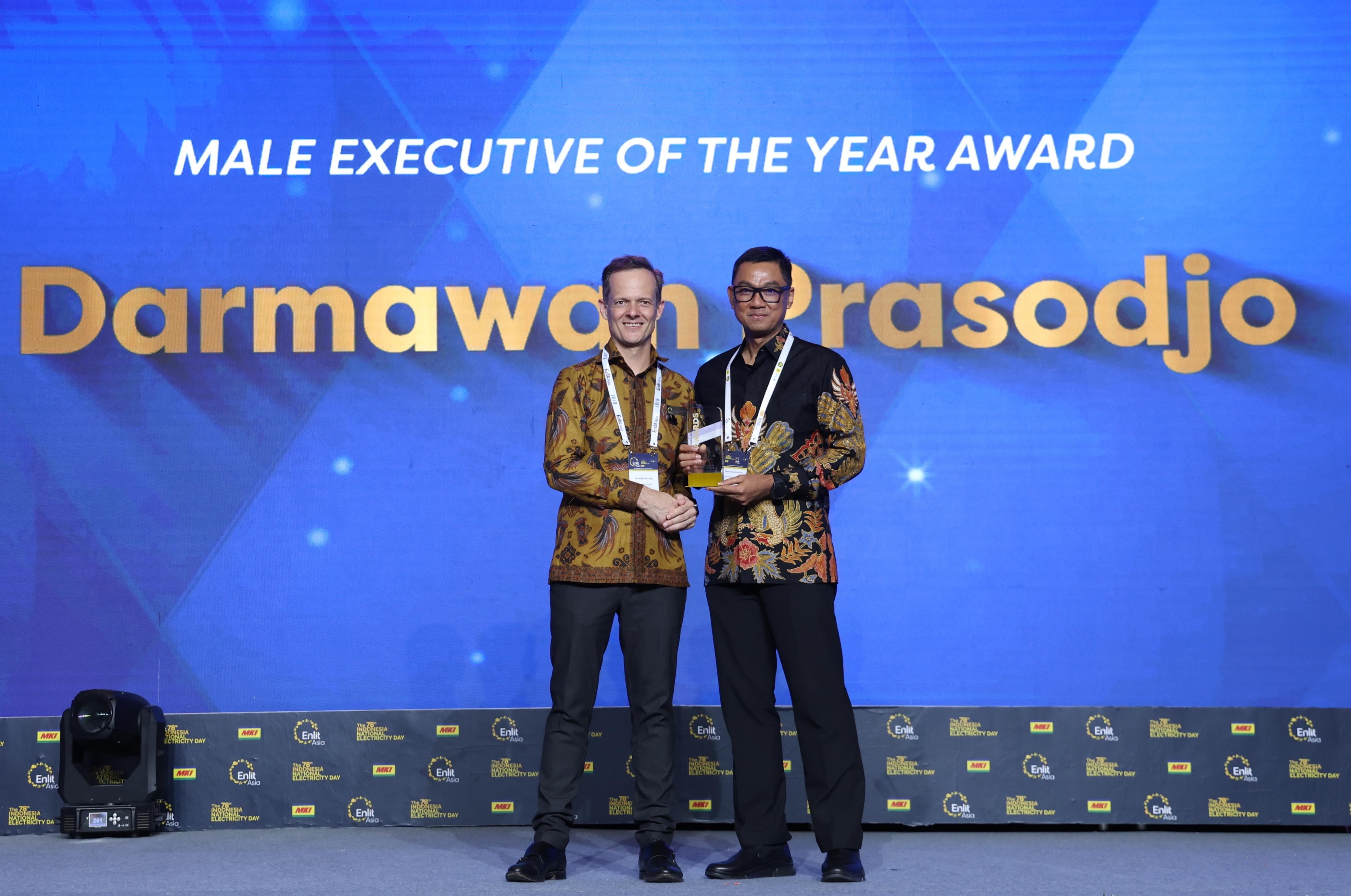 Dirut PLN Darmawan Prasodjo (kanan) menerima penghargaan dari CEO of Clarion Events Asia Richard Ireland (kiri) dalam ajang Power & Energy Awards 2023 yang digelar Enlit Asia pada Selasa (14/11) di Tangerang, Banten. Foto/Humas PLN