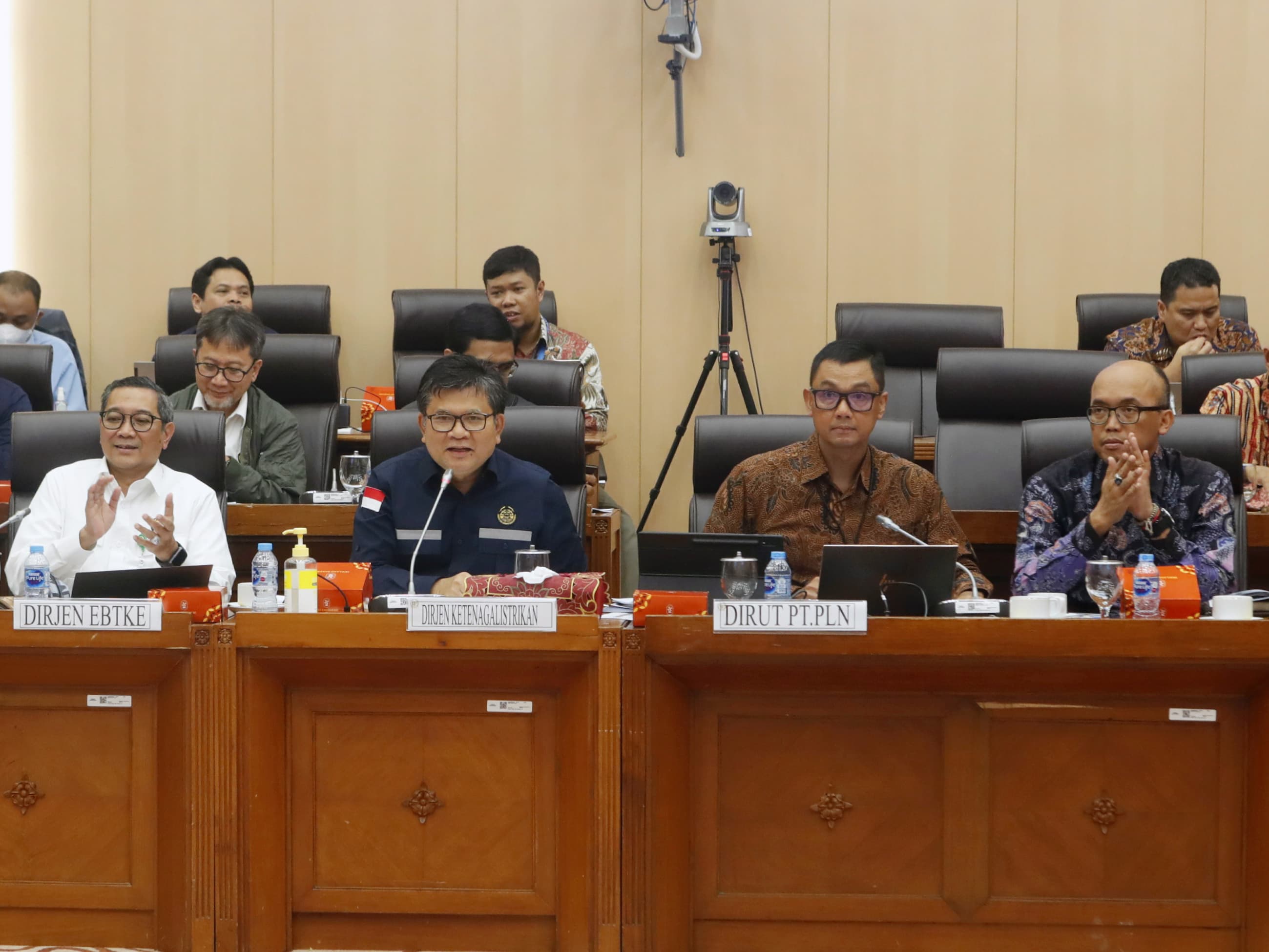 Direktur Utama PLN Darmawan Prasodjo (dua dari kanan) saat menyampaikan paparan pada Rapat Dengar Pendapat dengan Komisi VII DPR RI, Jakarta, Rabu (15/11). Foto/Humas PLN