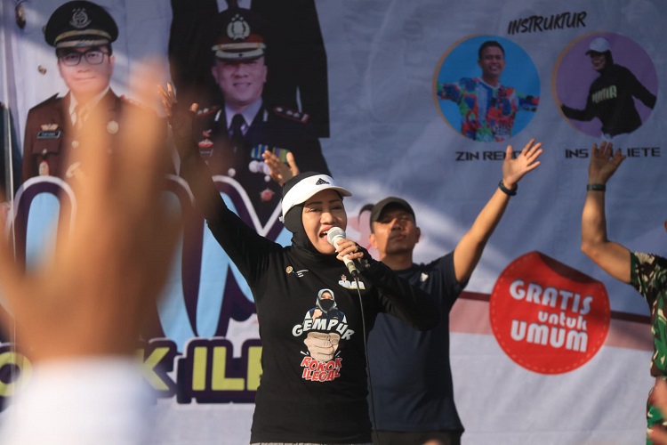 Bupati Mojokerto Ikfina Fahmawati menggelar senam sehat yang sekaligus mengajak seluruh masyarakat untuk memerangi rokok ilegal yang ada di Bumi Majapahit. SP/ DWI