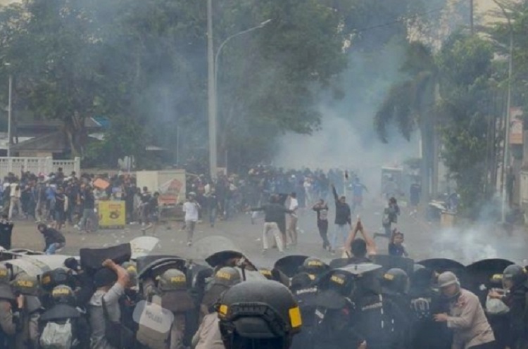 Suasana kerusuhan suporter usai laga Liga 2 PSSI antara Gresik United vs Deltras Sidoarjo di Stadion Gelora Joko Samudro, Minggu (19/11/2023). SP/Grs