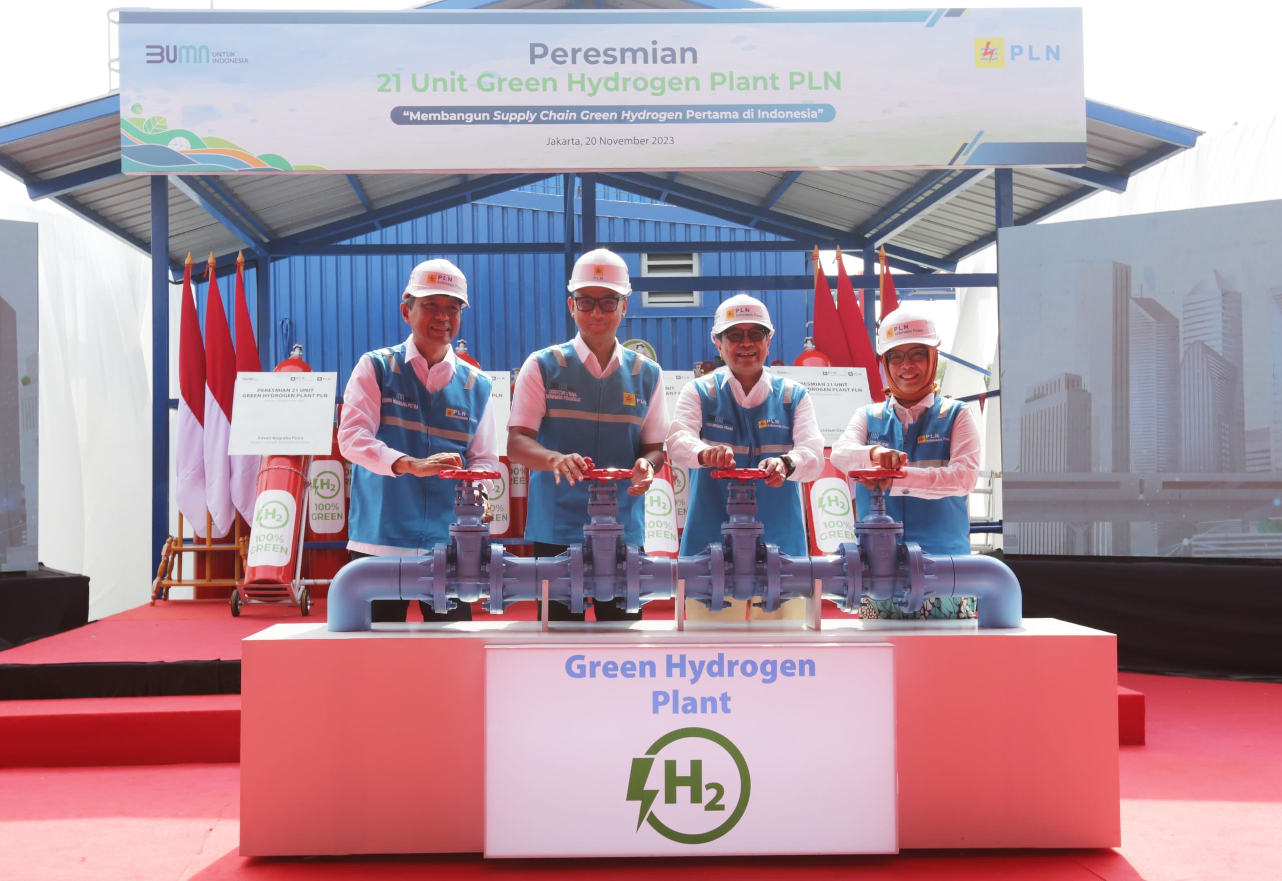 Direktur Utama PLN Darmawan Prasodjo (dua dari kiri) saat meresmikan beroperasinya 21 unit Green Hydrogen Plant (GHP) tersebar di seluruh Indonesia, Senin (20/11). Foto / Humas PLN