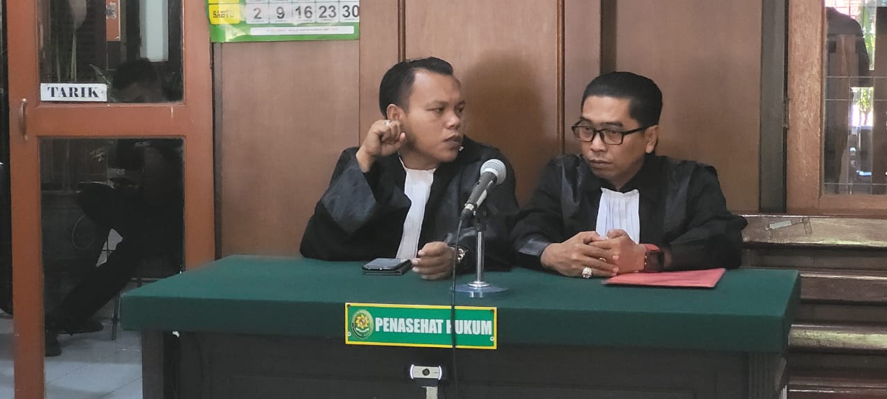 Kuasa hukum PKL Modongan, Mujiono SH (kanan) saat memperjuangkan nasib PKL Desa Modongan, Sooko, Kabupaten 