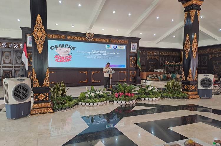 Pj Bupati Jombang Sugiat saat memberi sambutan pada sosialisasi gempur rokok ilegal di Pendopo Kabupaten Jombang, Kamis (23/11/2023). SP/ Sarep