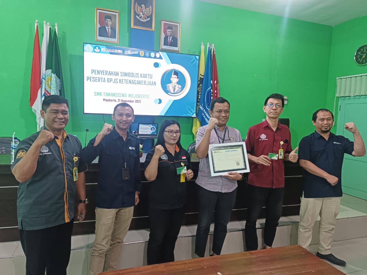 Yayasan Taman Siswa Mojokerto saat menerima sertifikat kepesertaan dari BPJS Ketenagakerjaan