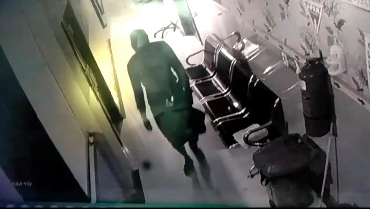 Tangkapan rekaman CCTV yang ada di setiap ruang menuju kamar pasien, terlihat seorang pria dicurigai sebagai pelaku pencurian. SP/ GAN