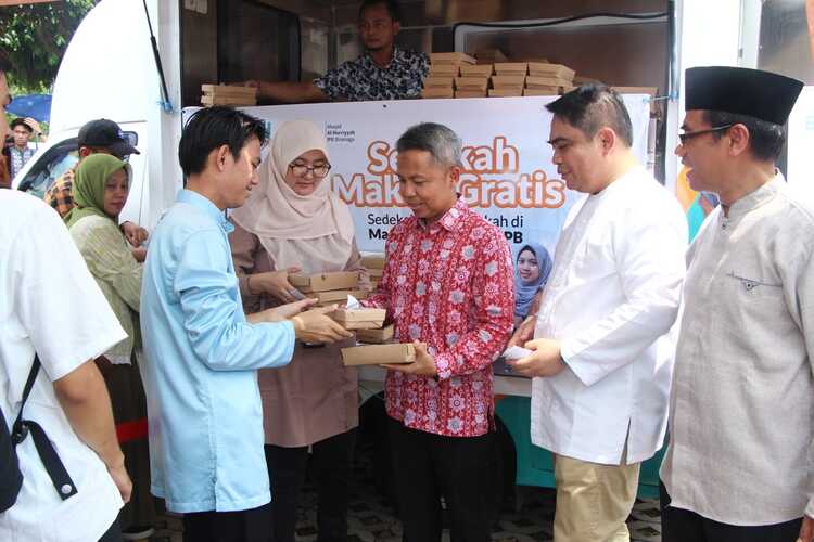 Direktur Penjualan & Distribusi BSI Anton Sukarna (kanan kedua) bersama Wakil Rektor Bidang Pendidikan Dan Kemahasiswaan IPB Prof. drh. Deni Noviana, PhD, DAiCVIM (kanan ketiga) dan Ketua DKM Masjid Al Hurriyah IPB Dr.Ir. Abdul Munif MSc.Agr (kanan pertam
