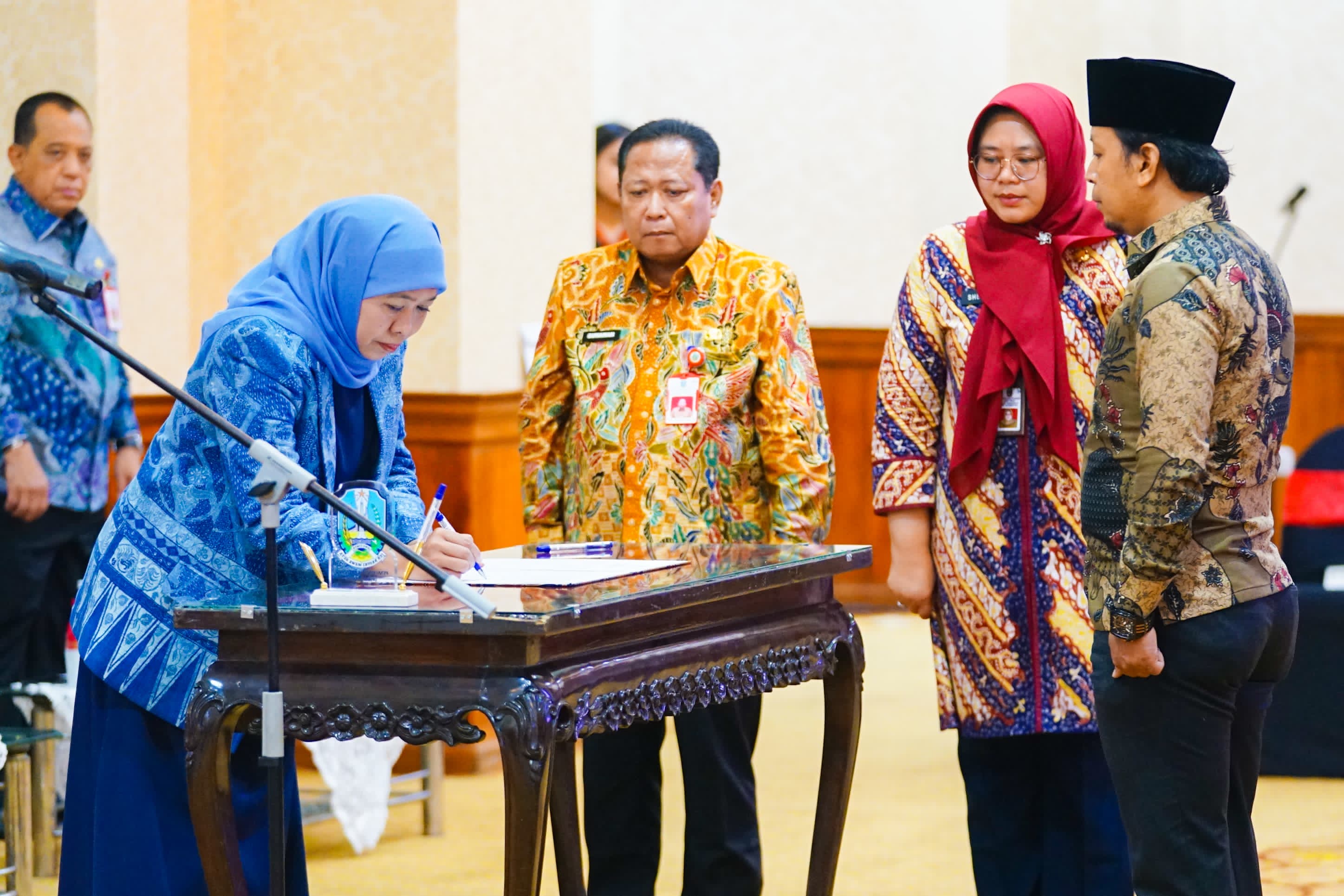 Gubernur Jawa Timur (Jatim) Khofifah Indar Parawansa melantik Anggota Komisi Informasi Provinsi Jawa Timur untuk masa jabatan 2023-2027, di Gedung Negara Grahadi Surabaya, Jumat (24/11/2023). SP/ Biro Adpim Humas Pemprov Jatim