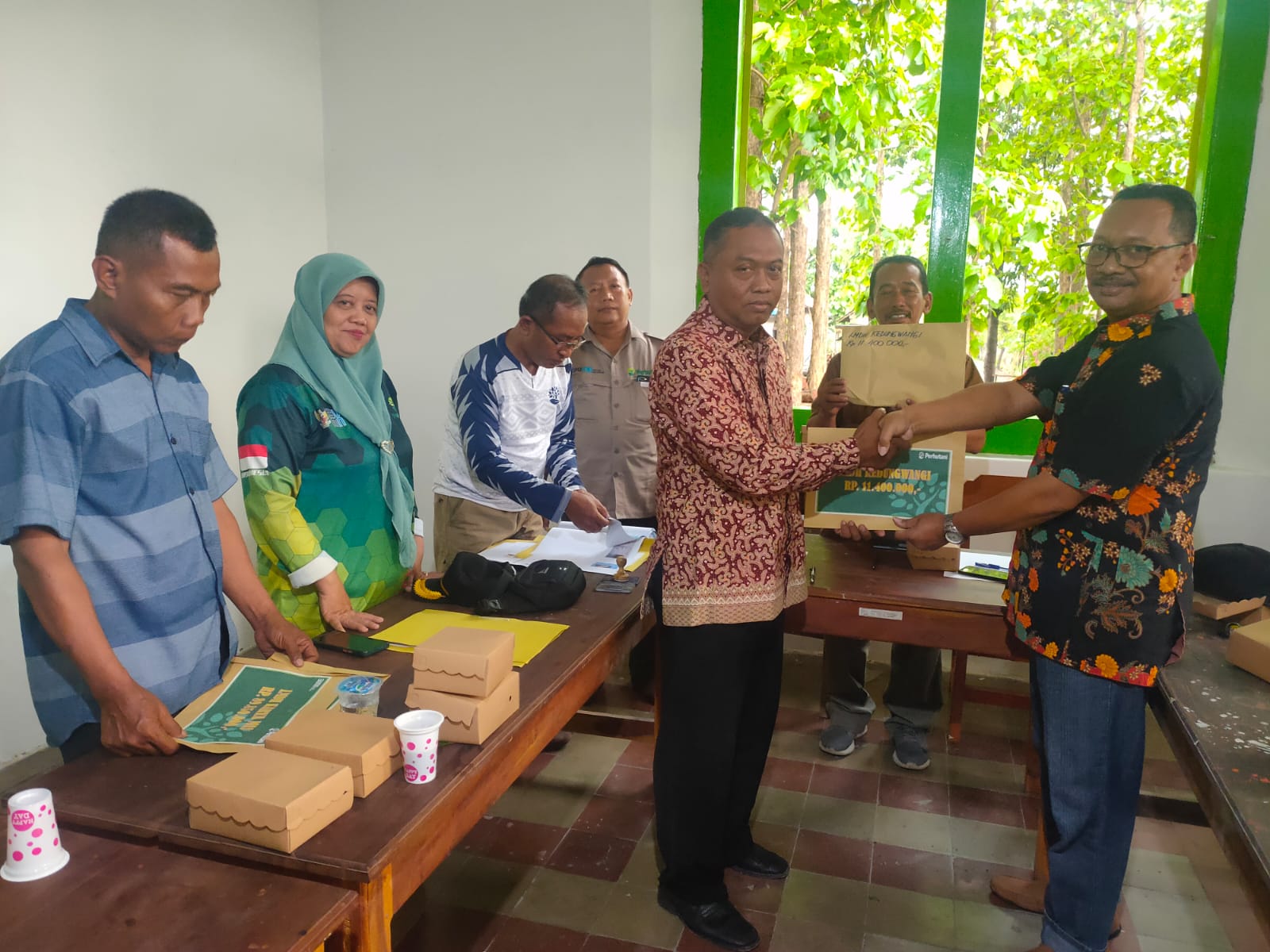 Penyerahan dana keamanan kerjasama agroforestri ke LMDH