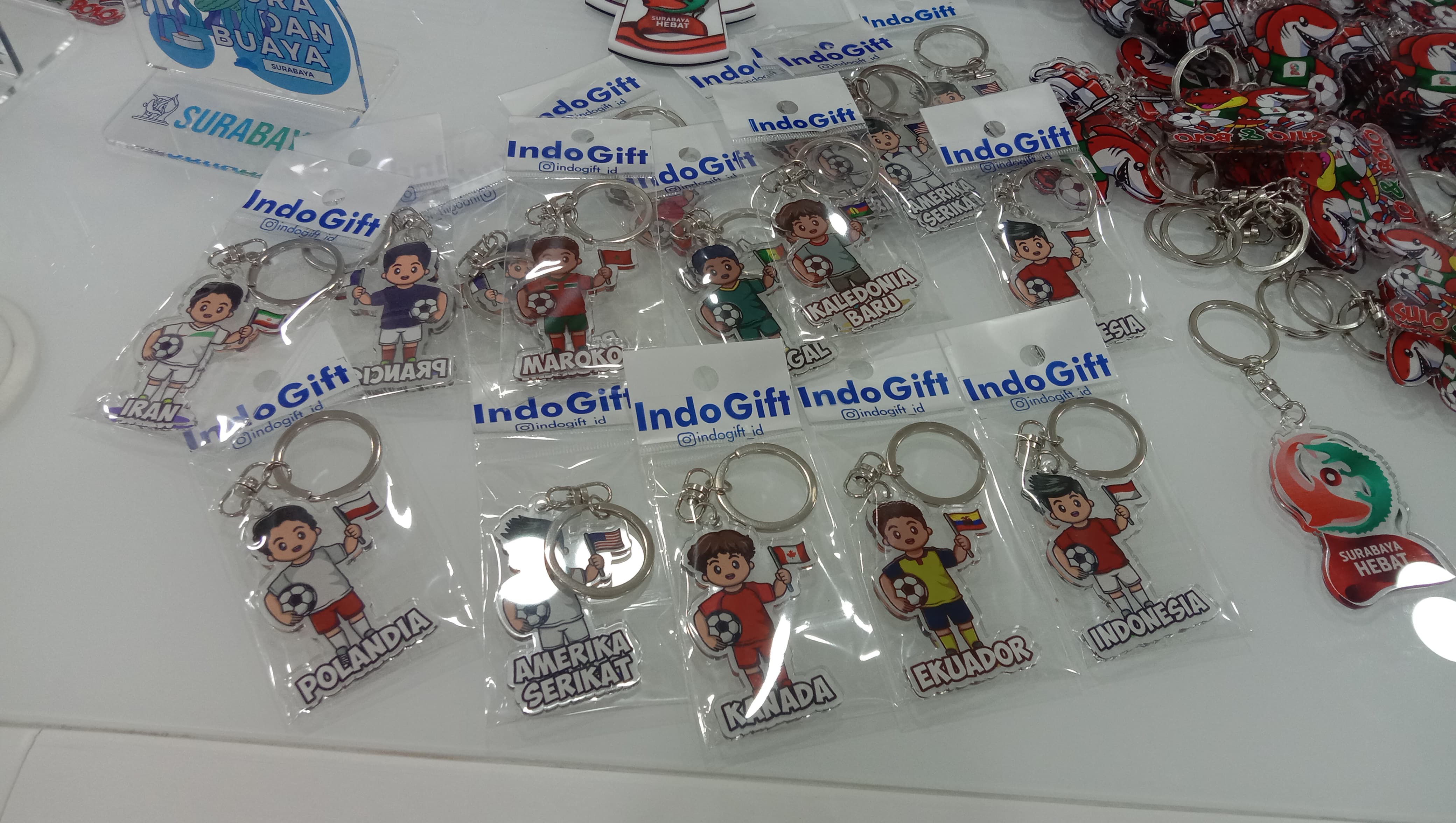 Penjualan merchandise dipasarkan di Surabaya Kriya Galeri (SKG). SP/Doc. Informasi Center FIFA World Cup U-17 Indonesia di Surabaya