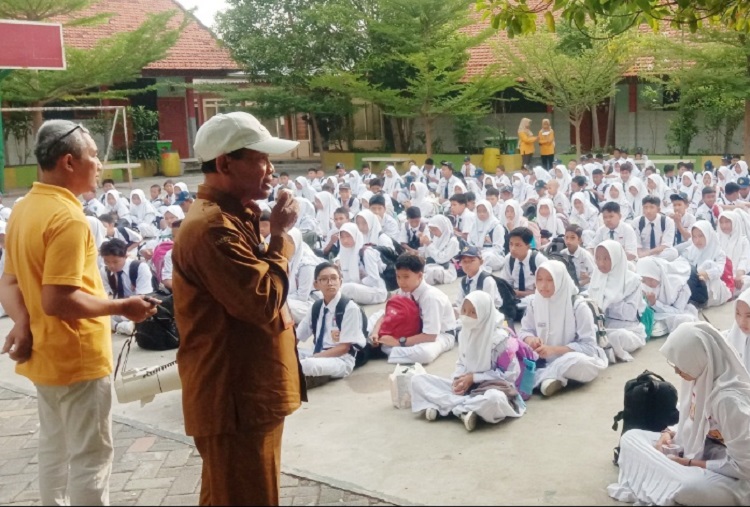 Kepala SMPN 1 Jabon Matnuri S.Pd, MM saat pembekalan sebelum berangkat ODL Jatim Park 1, Senin (27/11/2023). SP/ Hikmah