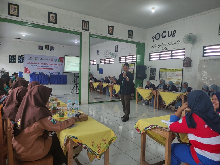 Salah satu narasumber Sekolah periksa fakta dan digital saat menyampaikan materi di hadapan peserta. SP/ Her