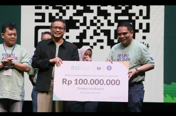 Peresmian secara simbolik dilakukan oleh Direktur Sales & Distribution BSI Anton Sukarna (kanan) kepada Kepala Badan Pengelola Bisnis, Investasi dan Wakaf IPB Naufal Mahfudz (kiri), Senin (27/11/2023). SP/ BSI