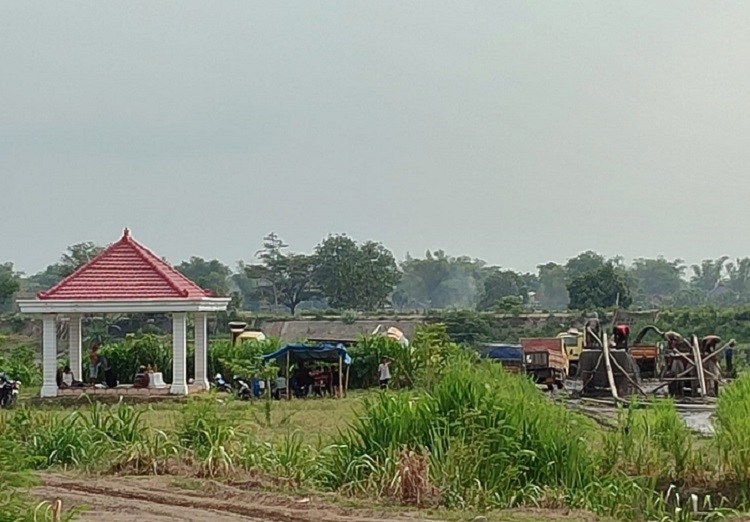Aktivitas penambangan pasir ilegal di Gudo, Kabupaten Jombang. SP/Sarep
