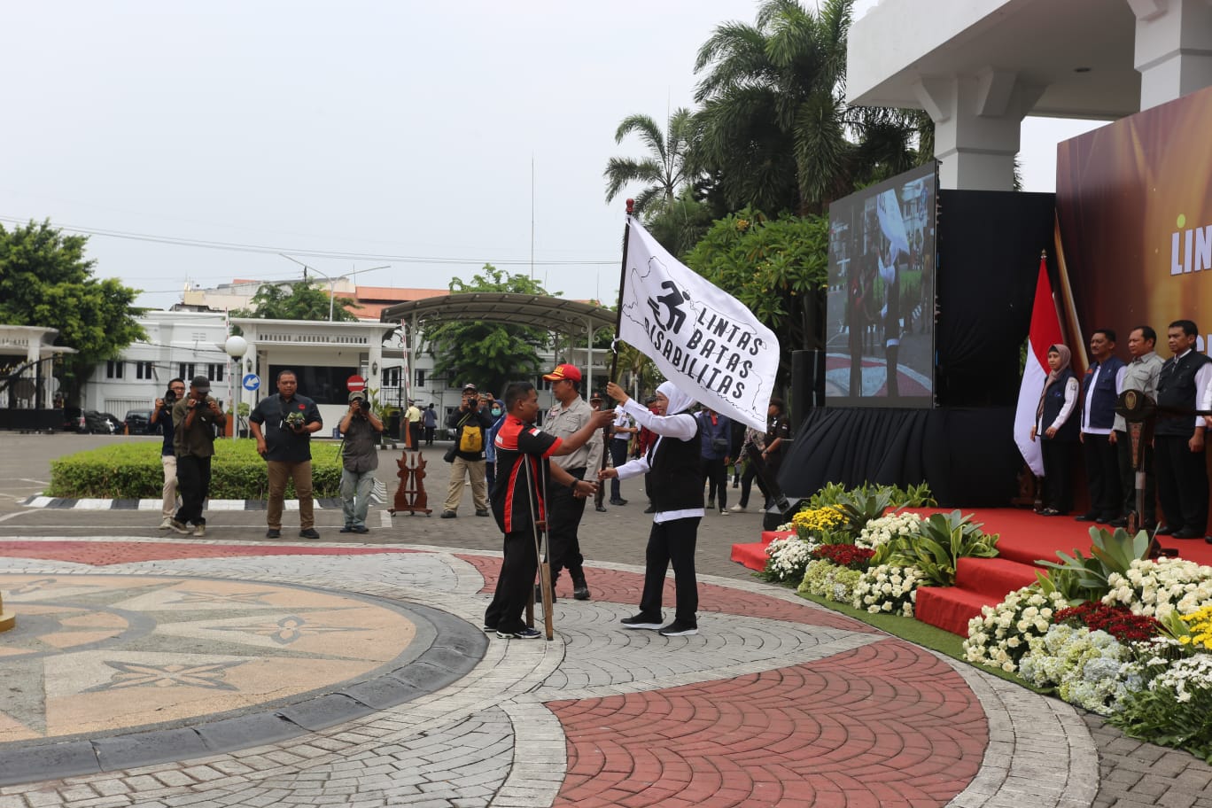 Tim lintas batas disabilitas diberangkatan menuju lima titik Bakorwil.SP/AINI