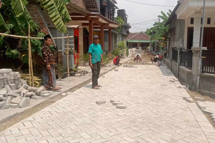 Kades Simo Angin Angin, H. Khusniadi saat di lokasi pembangunan jalan paving di RT 12 RW 04 Dusun Pejagalan. SP/ JUM