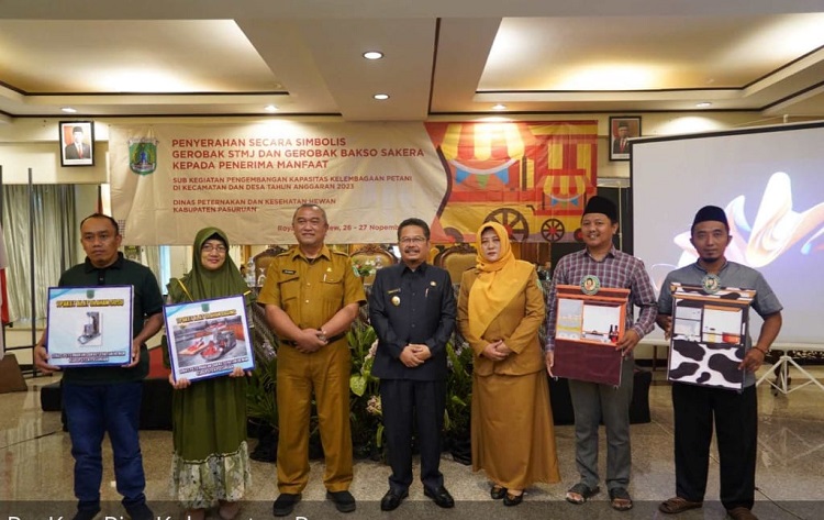 Pj Bupati Pasuruan Adriyanto saat menyerahkan bantuan kepada peternak di hotel royal tretes view kecamatan Prigen. SP/ RIS