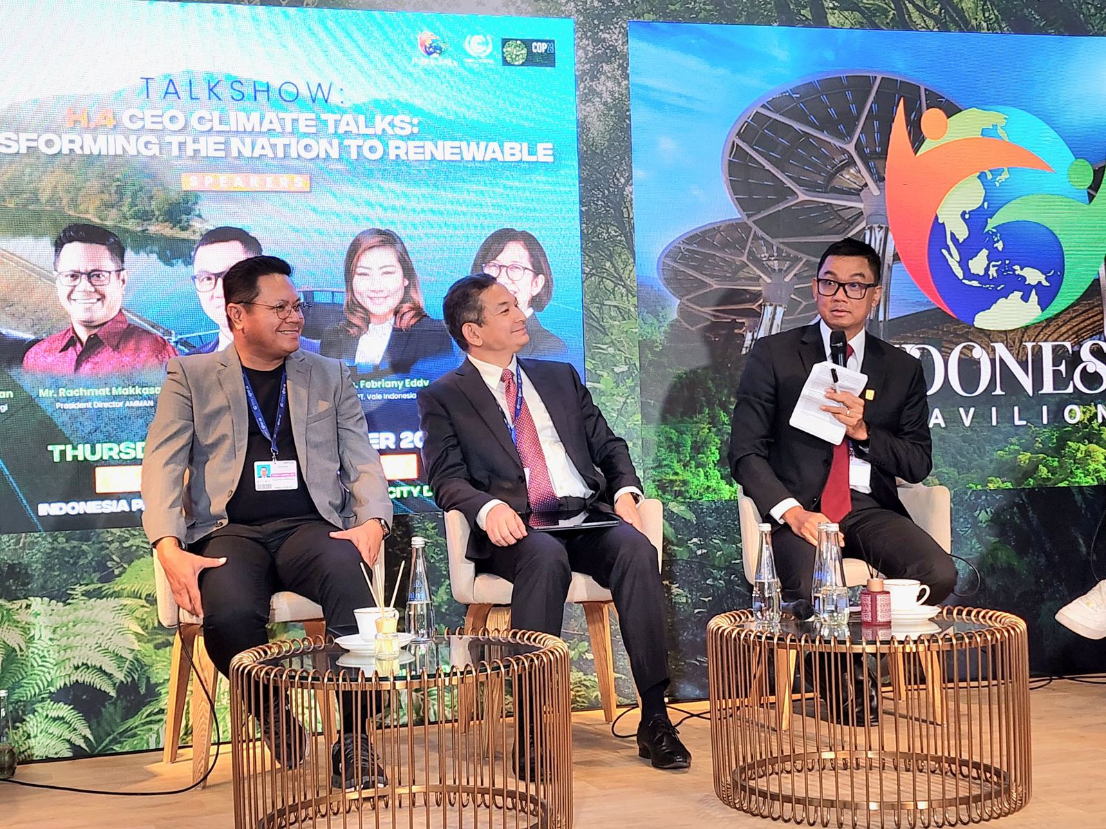 Direktur Utama PLN Darmawan Prasodjo (kanan) menyampaikan transisi energi melalui percepatan pengembangan energi terbarukan pada sesi talkshow di Pavilion Indonesia COP28, Dubai, Uni Emirat Arab. Foto/Humas PLN