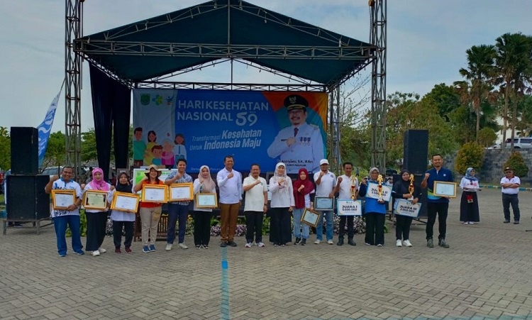 dr. Arma Rosalina (Direktur) dan Tim RSUD Bangil dan Pj Bupati Pasuruan Saat Acara Peringatan HKN ke-59. SP/ RIS