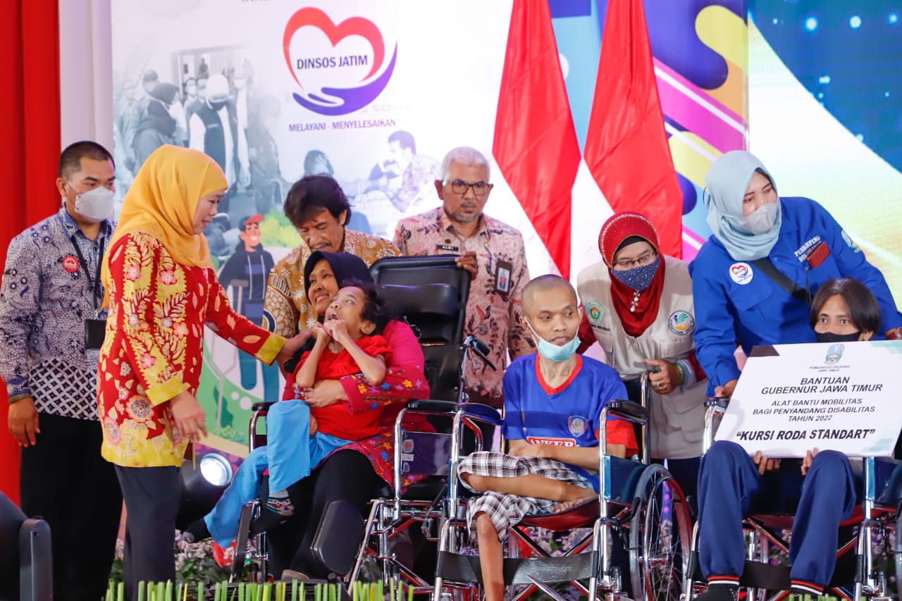 Penghargaan MURI tersebut diberikan kepada Pemprov Jatim sebagai pemrakarsa Mengaji Bahasa Isyarat Disabilitas Tuli Terbanyak . SP/Biro Adpim Pemprov Jatim