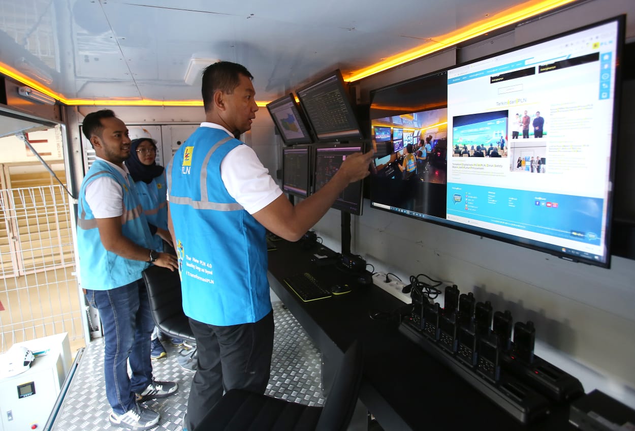 Direktur Utama PLN Darmawan Prasodjo mengecek kesiapan Mobile Electricity Distribution Command Post yang digunakan sebagai pusat kontrol kelistrikan penyelenggaraan FIFA World Cup U-17 di Stadion Manahan, Solo. Foto/ Humas PLN
