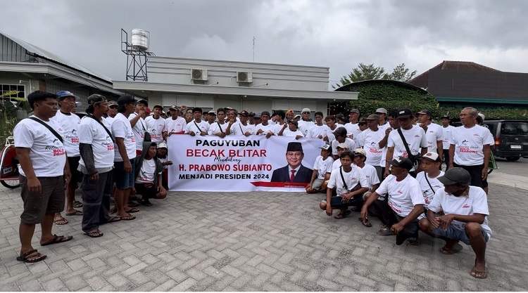 Koordinator Paguyuban Tukang Becak, Blitar-Jawa Timur, saat deklarasi dukungan ke Prabowo -Gibran. SP/ JK