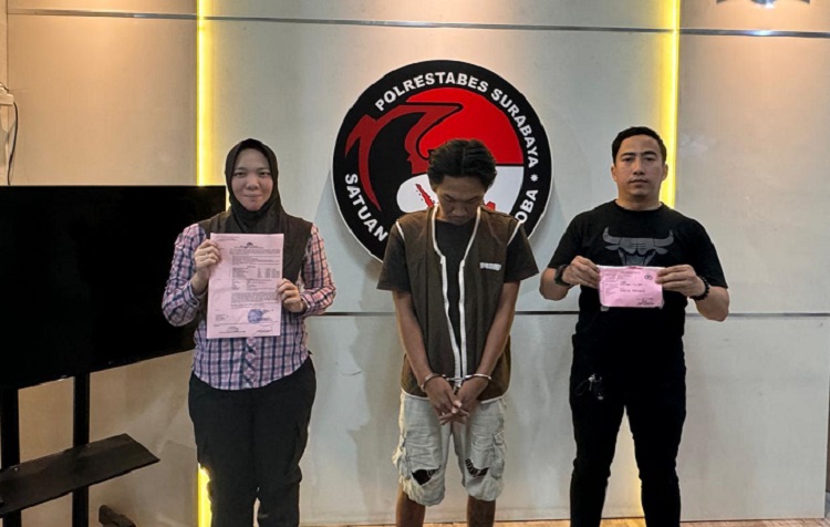 Satreskoba Polrestabes Surabaya saat mengankan pelaku. SP/ Al Qomaruddin