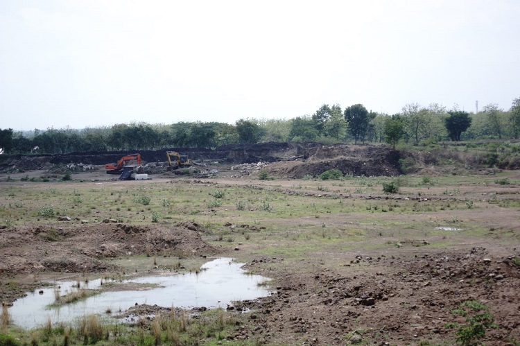 Alat berat berada di lokasi penambangan galian di Desa Sukorejo, Kecamatan Perak, Kabupaten Jombang. SP/Sarep
