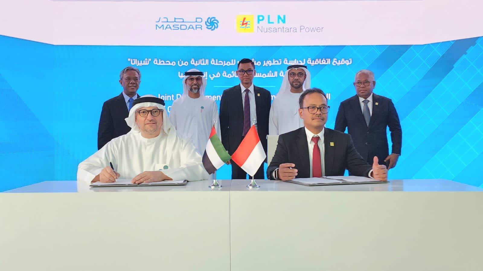 Penandatanganan MoU antara Direktur Utama PLN, Darmawan Prasodjo (depan kanan) dengan CEO Masdar Mohamed Jameel Al Ramahi (depan kiri) terkait dengan pengembangan bisnis energi di Dubai, UEA Sabtu (2/12/2023). Foto/Humas PLN