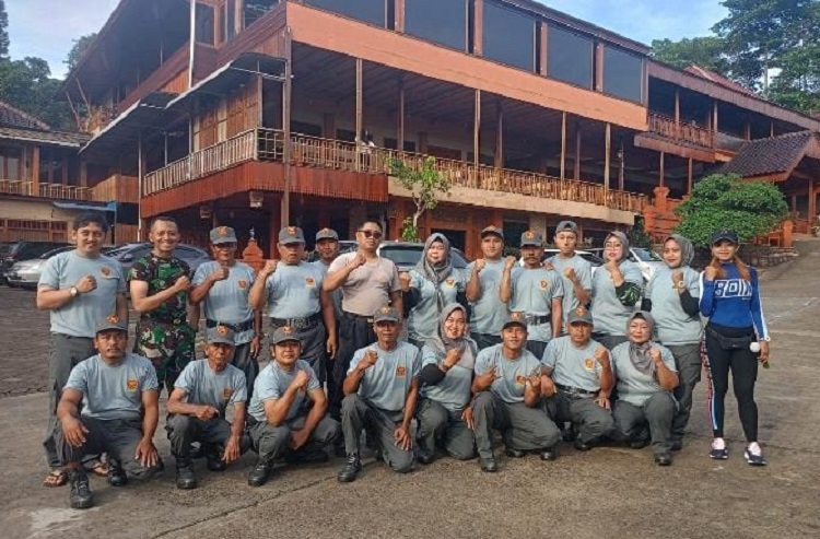 Romy Widya Pratama, Kades Jimbaran Kulon, beserta Bhabinkantibmas, Babinsa Desa, saat foto bersama anggota Linmas peserta Bimtek siaga bencana. SP/ JUM