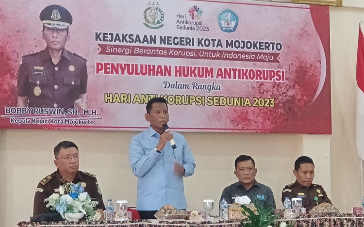 Kajari Kota Mojokerto Bobby Ruswin, SH.MH saat memberi paparan tema anti korupsi kepada pelajar SMPN 2 Kota Mojokerto. SP/ DWI