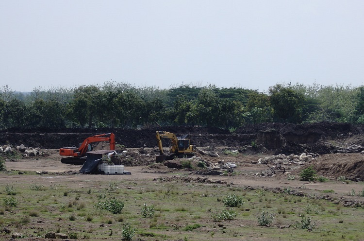 Dua alat berat berada di lokasi galian Desa Sukorejo, Kecamatan Perak, Jombang. SP/ Sarep
