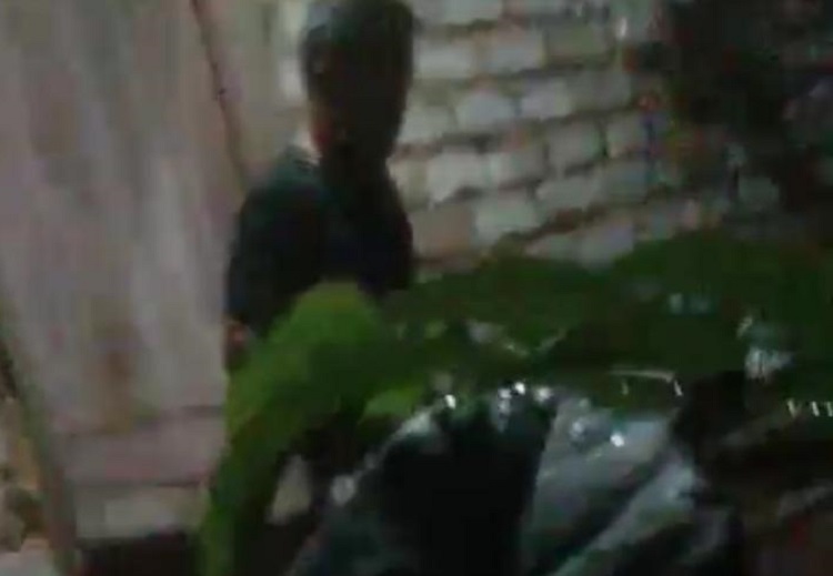 Seorang ASN di Kabupaten Sumenep saat digerebek massa masuk kerumah Janda lewat pintu belakang. SP/ Ainur Rahman