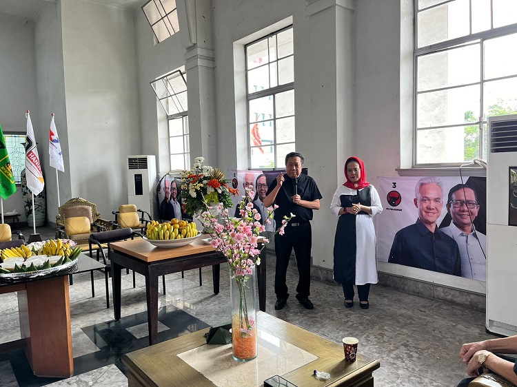 Sekretaris TPD Ganjar Mahfud Jawa timur Sri Untari dan tokoh Nasional Budi, di Gedung Internatio Surabaya, Jumat (08/12/2023). SP/ RIKO