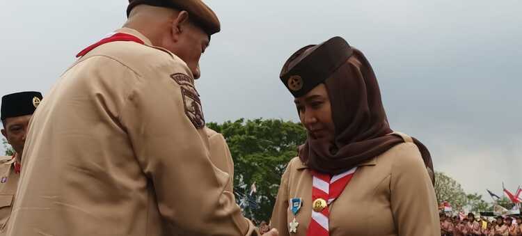 Ketua Kwarda Pramuka Jatim, Arim Sabil saat menyematkan lencana Pramuka Pancawarsa III kepada Walikota Ning Ita.SP/ DWI