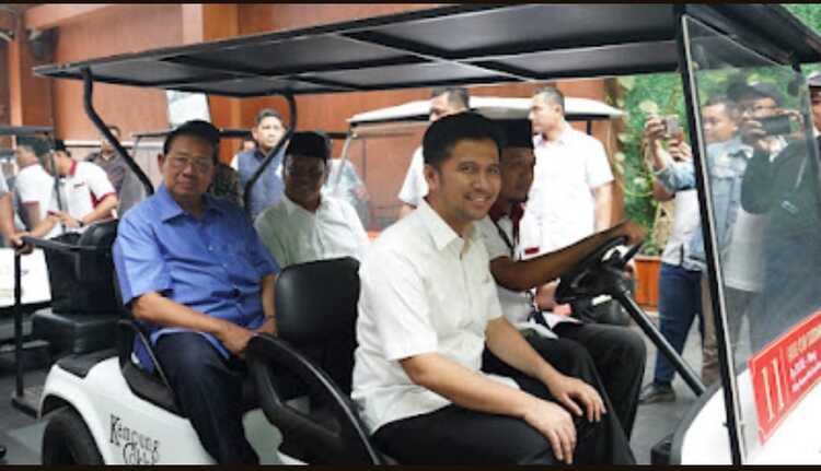 Momen kebersamaan Emil Dardak dengan Ketua Majelis Tinggi Partai Demokrat, Susilo Bambang Yudoyono (SBY). SP/ RIKO