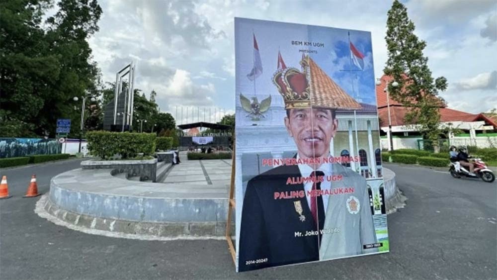 Banner berukuran besar dengan tulisan 'Penyerahan Nominasi Alumnus UGM Paling Memalukan' dan gambar Presiden Joko Widodo (Jokowi) mencuat di depan Universitas Gadjah Mada (UGM), Sleman, pada Jumat (8/12) sore.