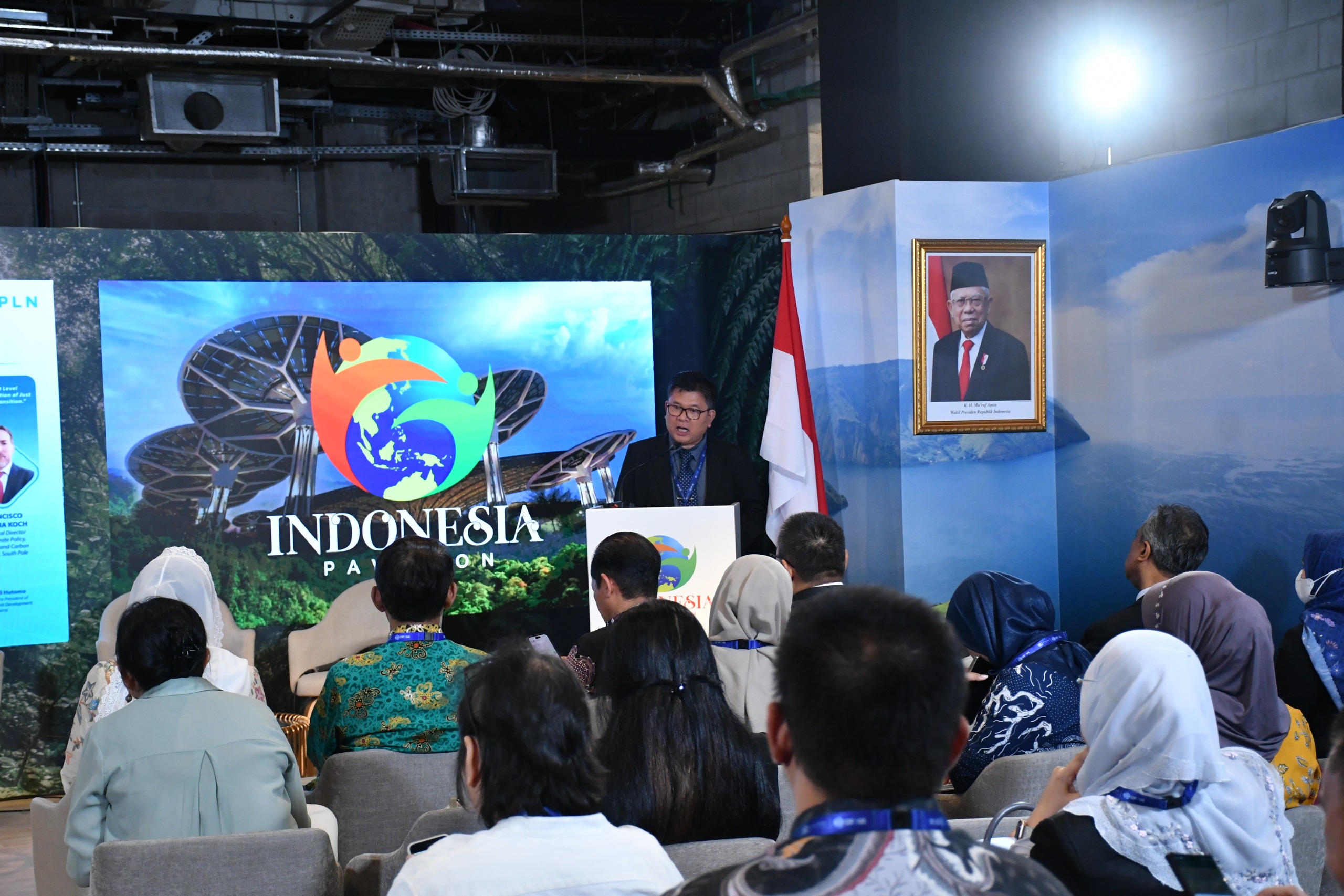 Direktur Jenderal Ketenagalistrikan Kementerian Energi dan Sumber Daya Mineral Jisman P. Hutajulu saat menyampaikan sambutan di Indonesia Pavilion pada COP28 di Dubai, Selasa (6/12/2023). Foto/Humas PLN