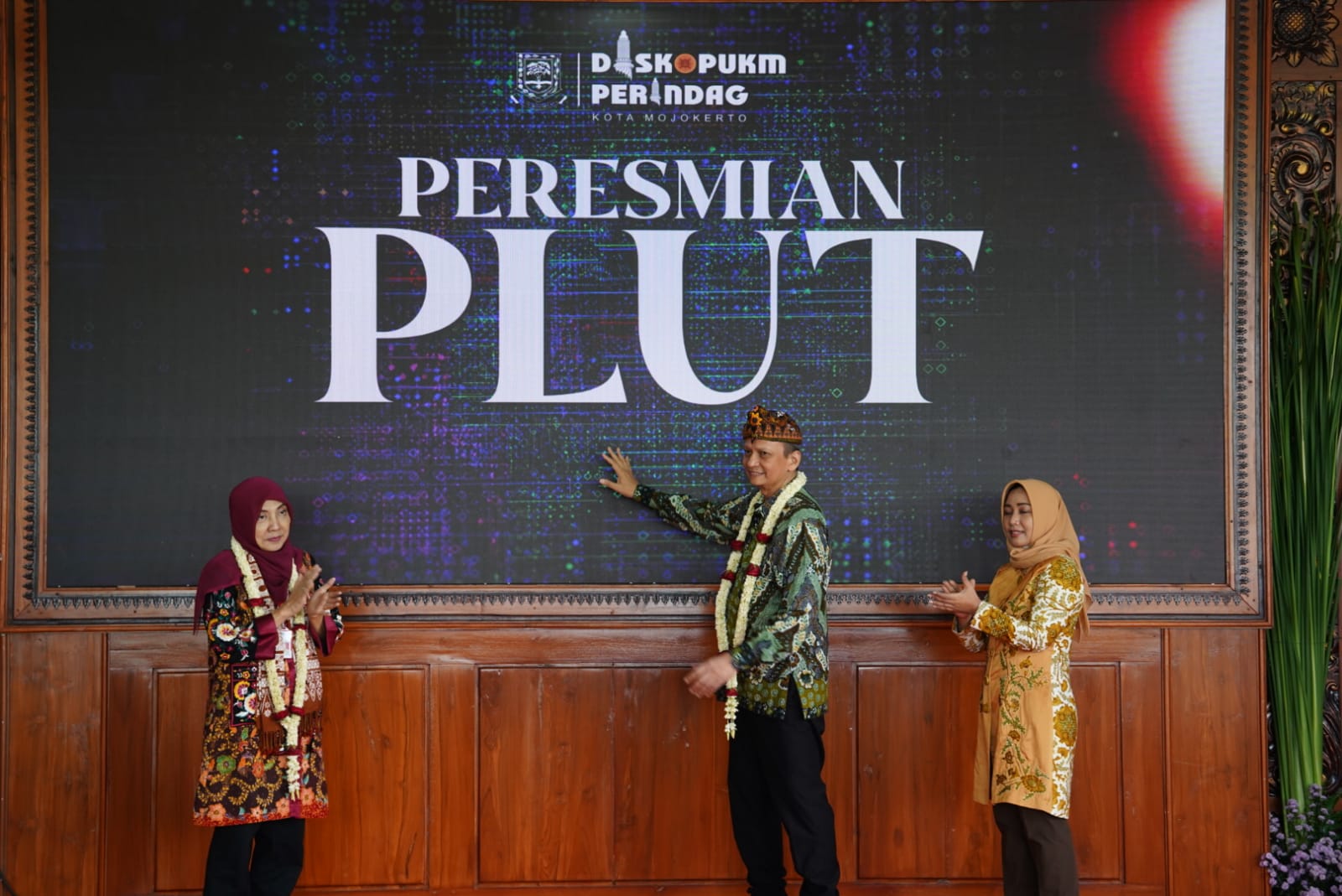 Deputi Bidang Usaha Mikro Kementerian Koperasi dan UKM (KemenKopUKM), Dr. Yulius, MA saat meresmikan gedung PLUT Kota Mojokerto