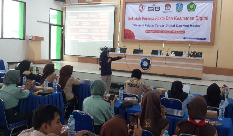 KPU Tuban saat memberikan sosialisasi Pemilu kepada peserta sekolah fakta dan keamanan digital. SP/ Her